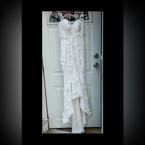 Elegant Designer White Floral Lace Wedding Dress/Prom Dress - Picture 1 of 11